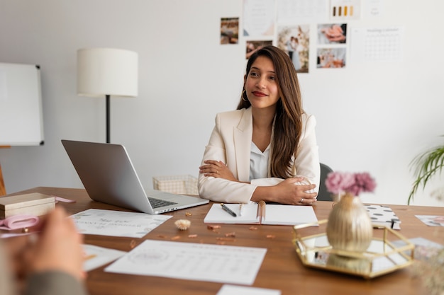 Kostenloses Foto mittlere schussfrau, die als hochzeitsplaner arbeitet