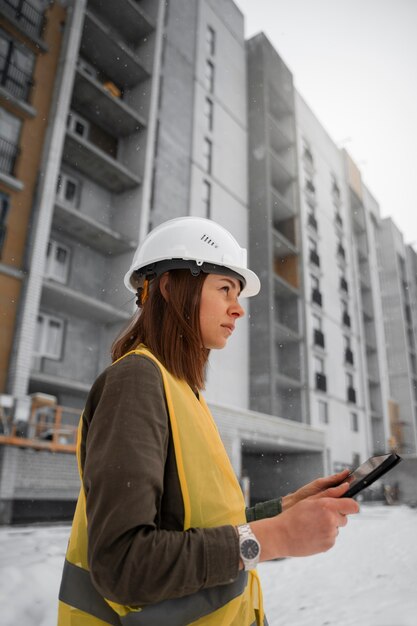 Mittlere Schussfrau, die als Ingenieur arbeitet