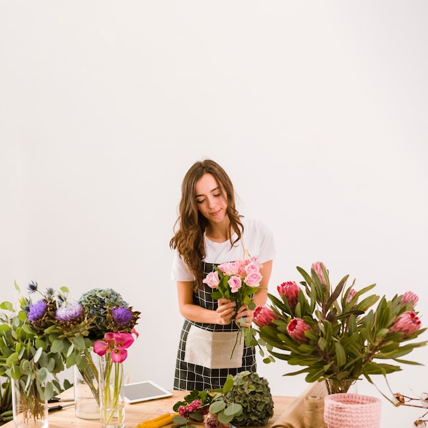 Mittlere Schussfrau, die am Blumenspeicher arbeitet