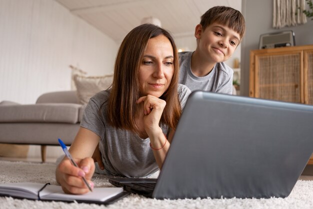 Mittlere Schussfrau, die am Laptop arbeitet