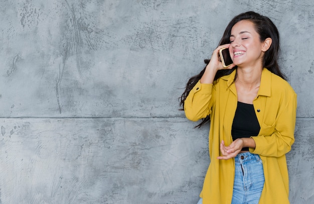 Mittlere Schussfrau, die am Telefon spricht