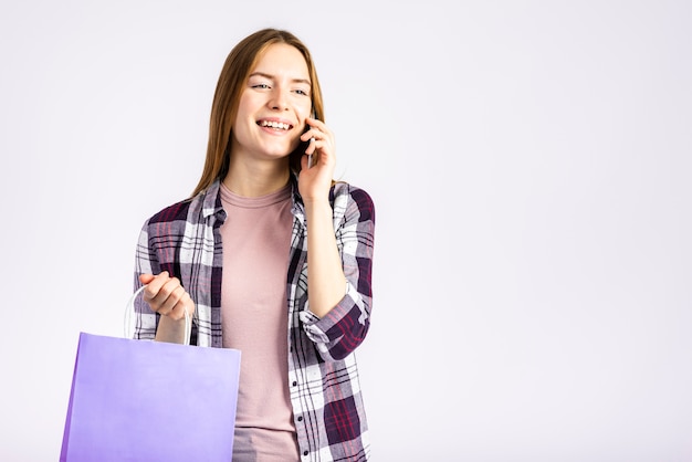 Kostenloses Foto mittlere schussfrau, die am telefon spricht