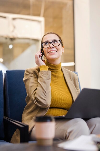 Mittlere Schussfrau, die am Telefon spricht