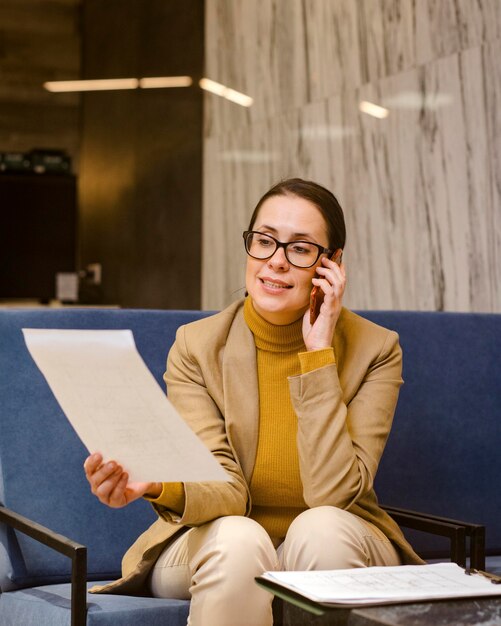 Mittlere Schussfrau, die am Telefon spricht