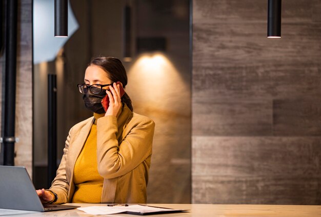 Mittlere Schussfrau, die am Telefon spricht