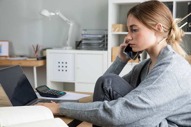 Mittlere Schussfrau, die am Telefon spricht