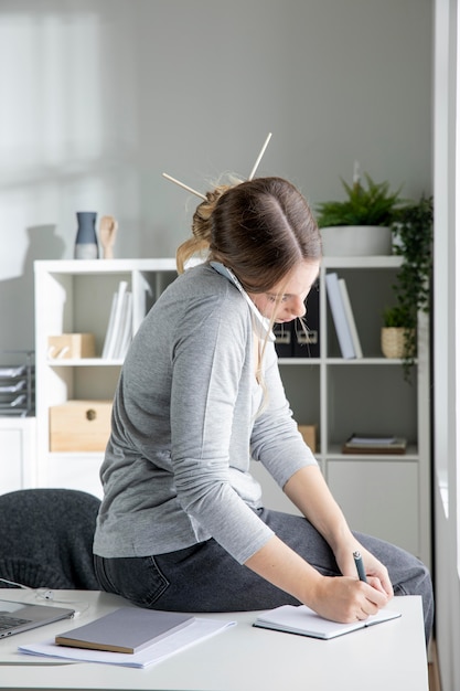 Mittlere Schussfrau, die am Telefon spricht