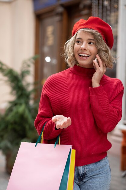 Mittlere Schussfrau, die am Telefon spricht