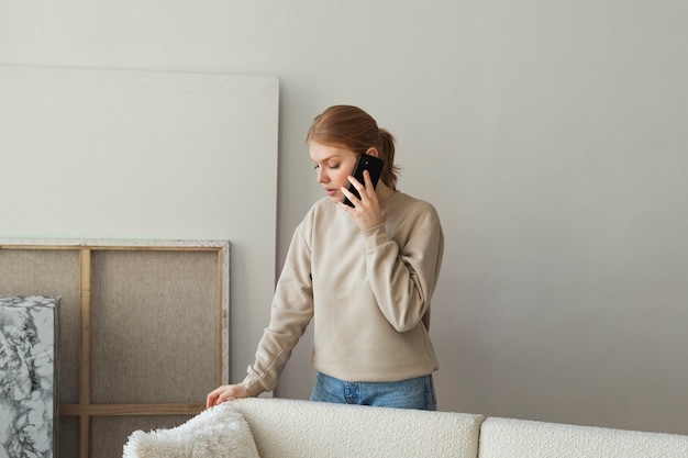 Kostenloses Foto mittlere schussfrau, die am telefon spricht