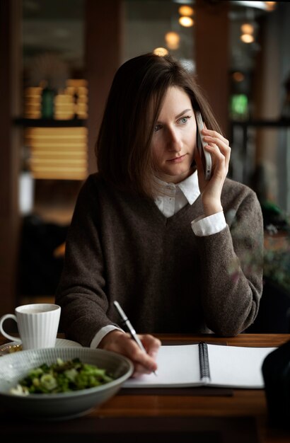 Mittlere Schussfrau, die am Telefon spricht