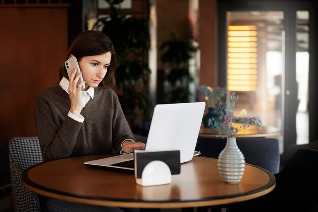 Mittlere Schussfrau, die am Telefon spricht