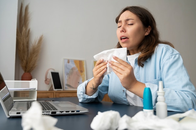 Mittlere Schussfrau, die an Allergie leidet