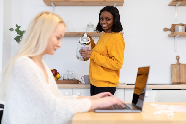 Mittlere Schussfrau, die an Laptop arbeitet