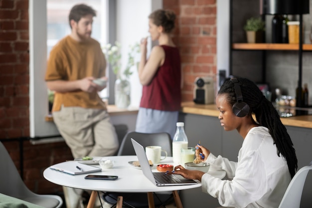 Mittlere Schussfrau, die an Laptop arbeitet