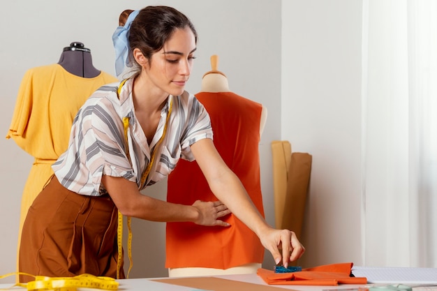 Kostenloses Foto mittlere schussfrau, die arbeitet