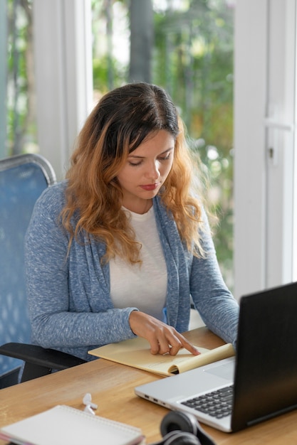 Mittlere Schussfrau, die arbeitet