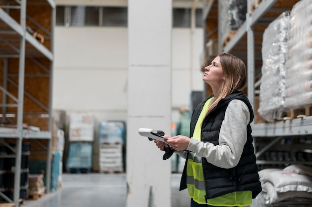 Mittlere Schussfrau, die arbeitet