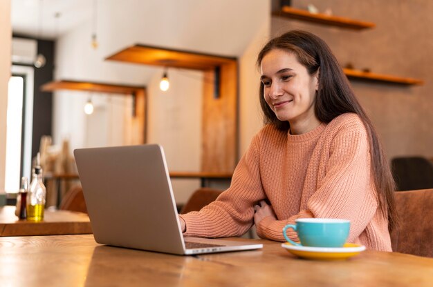 Mittlere Schussfrau, die arbeitet