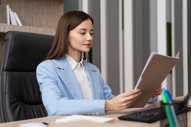 Kostenloses Foto mittlere schussfrau, die arbeitet