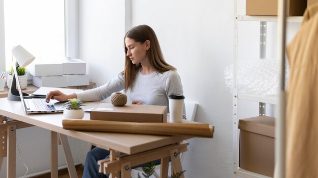 Mittlere Schussfrau, die auf Tastatur schreibt