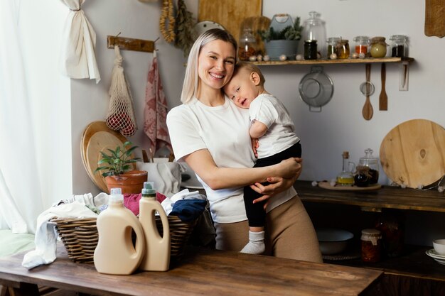 Mittlere Schussfrau, die Baby hält