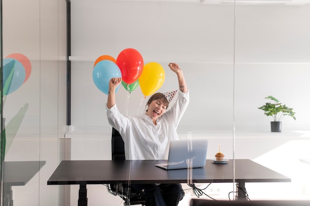 Kostenloses Foto mittlere schussfrau, die ballone hält