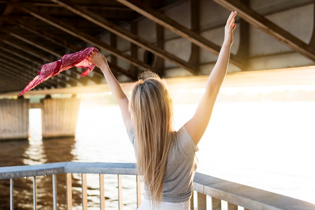 Kostenloses Foto mittlere schussfrau, die bandana hält