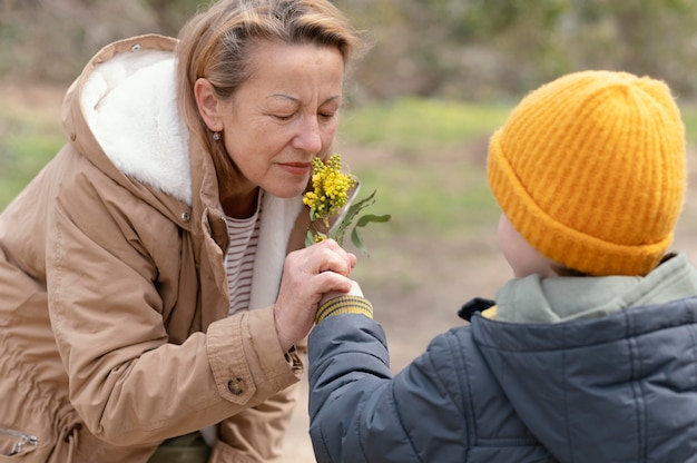 Mittlere schussfrau, die blumen riecht