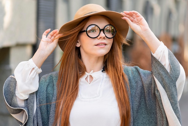 Mittlere Schussfrau, die Brille trägt