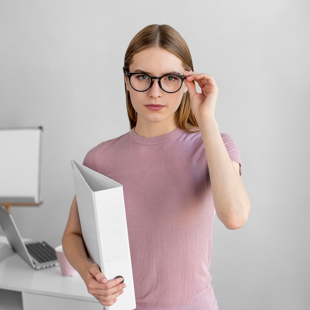 Kostenloses Foto mittlere schussfrau, die brille trägt