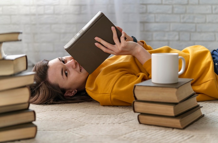 Kostenlose Foto mittlere schussfrau, die buch hält