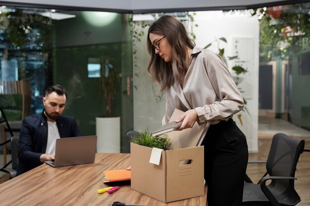 Mittlere Schussfrau, die Büroartikel verpackt