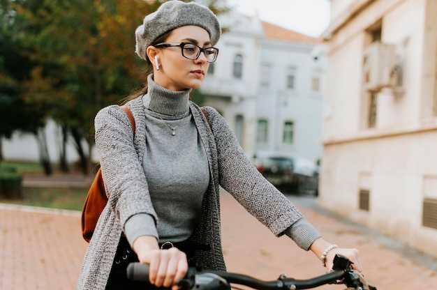 Mittlere Schussfrau, die das Fahrrad reitet