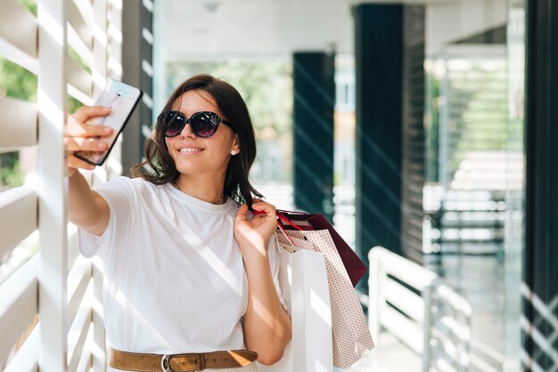 Mittlere Schussfrau, die ein selfie nimmt