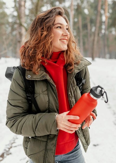 Mittlere Schussfrau, die Flasche hält