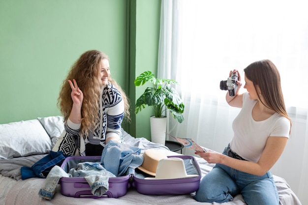 Kostenloses Foto mittlere schussfrau, die fotos drinnen macht