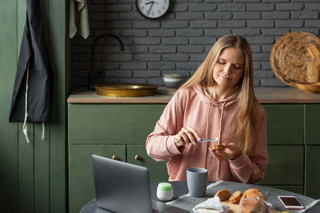 Kostenloses Foto mittlere schussfrau, die frühstück vorbereitet