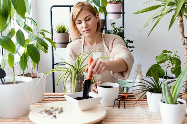 Mittlere Schussfrau, die Gartenwerkzeug hält