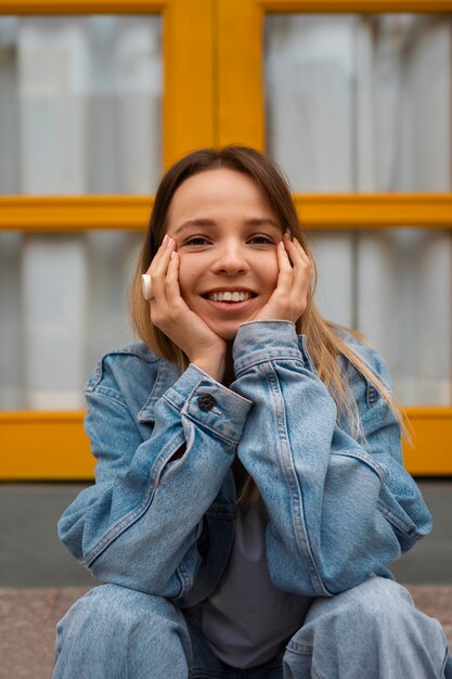 Mittlere Schussfrau, die Gesamtdenimoutfit trägt