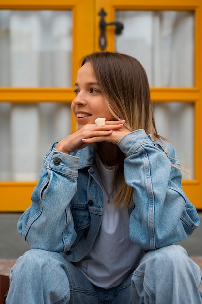 Mittlere Schussfrau, die Gesamtdenimoutfit trägt