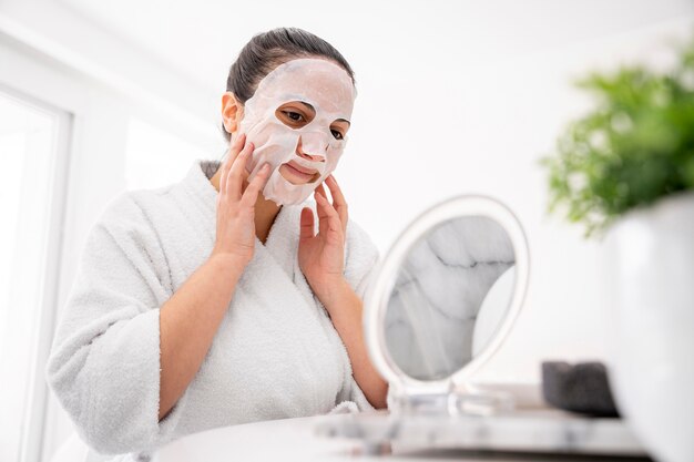 Mittlere Schussfrau, die Gesichtsmaske trägt