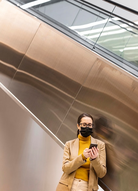 Mittlere Schussfrau, die Gesichtsmaske trägt