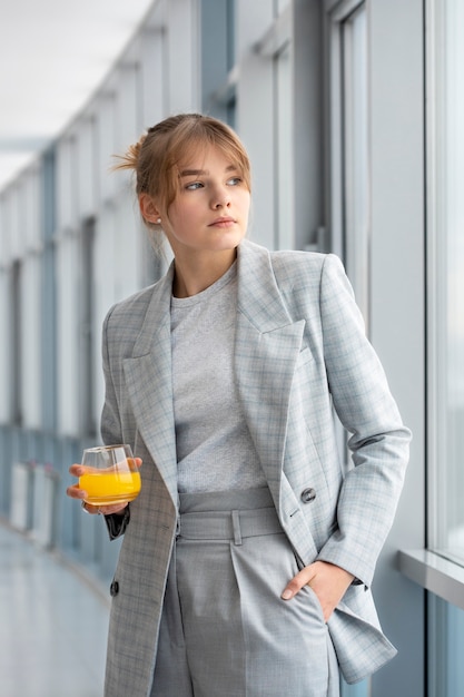 Kostenloses Foto mittlere schussfrau, die getränk hält