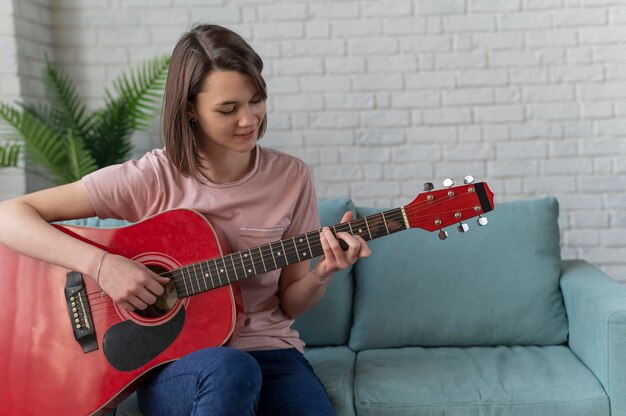 Mittlere Schussfrau, die Gitarre spielt