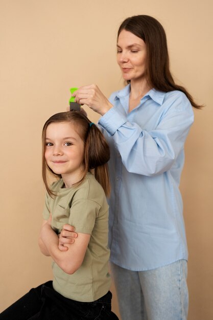 Mittlere Schussfrau, die Haarkamm hält