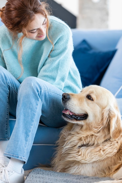 Kostenloses Foto mittlere schussfrau, die hund betrachtet