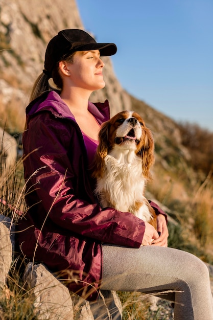 Kostenloses Foto mittlere schussfrau, die hund hält