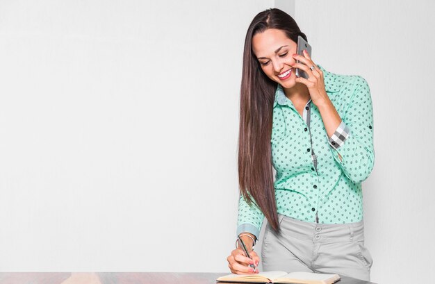 Mittlere Schussfrau, die ihre Arbeit im Büro erledigt