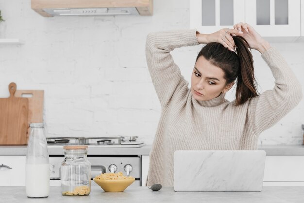 Mittlere Schussfrau, die ihre Haare zusammenbindet