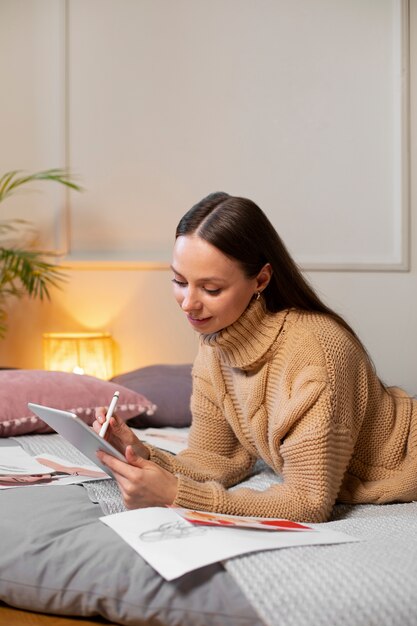 Mittlere Schussfrau, die im ipad zeichnet